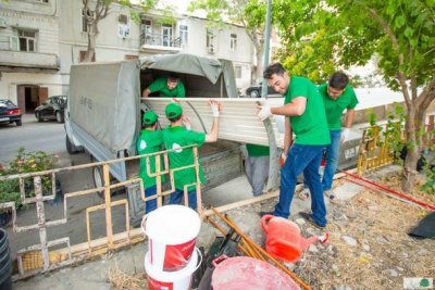 Бакинские волонтеры взялись за уборку дворов столицы – ФОТО