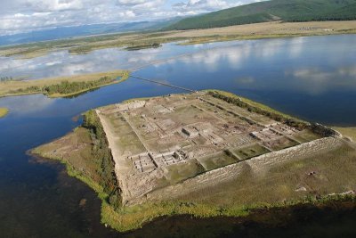 Древняя крепость посреди озера