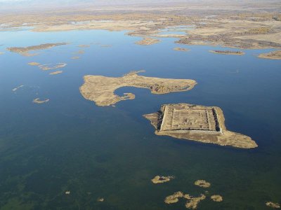 Древняя крепость посреди озера