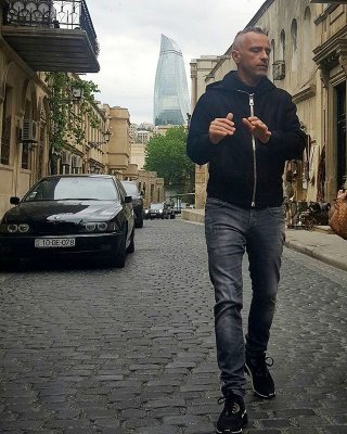 Эрос Рамазотти прогулялся по весеннему Ичери Шехер (фото)