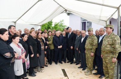 Ильхам и Мехрибан Алиевы в прифронтовой зоне (фото)