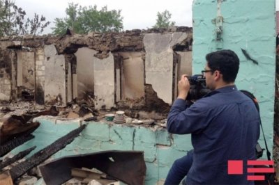 Иностранные журналисты побывали в доме, подожженном армянами в Агдаме (фото)