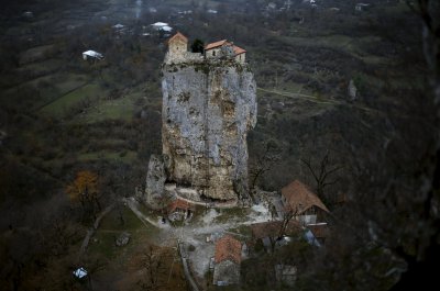 Кацхинский столб – уникальный монолит с храмом