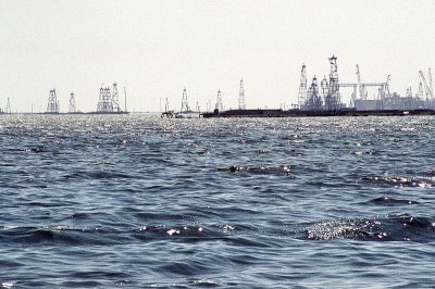 Нефтяные Камни – поселок на сваях посреди Каспийского моря