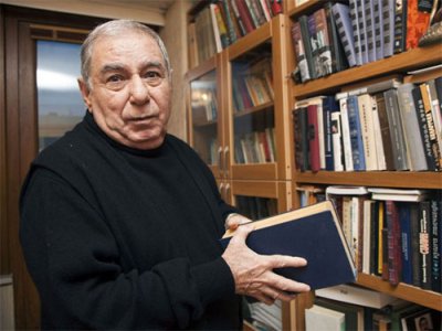 Писателя Акрама Айлисли задержали в аэропорту