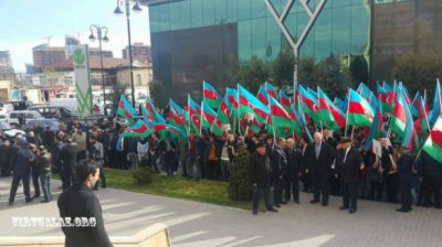 Сотни добровольцев в центре Баку рвутся на фронт (видео)