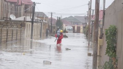 В Баку из затопленных домов эвакуированы более 70 человек – ФОТО