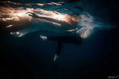 В Баку влюбленные снялись под водой – ФОТО