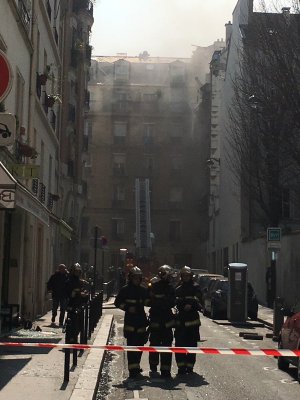 В центре Парижа произошел взрыв: есть пострадавшие (обновлено, видео)