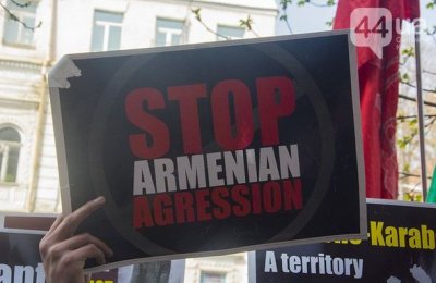 В Киеве азербайджанцы пикетируют посольство Армении – ФОТО