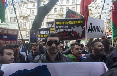 В Киеве азербайджанцы пикетируют посольство Армении – ФОТО