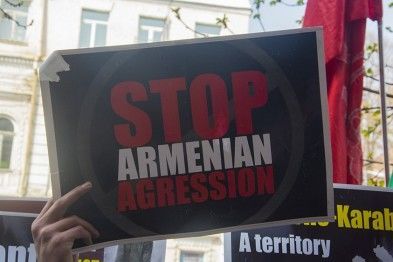 В Киеве азербайджанцы пикетируют посольство Армении – ФОТО