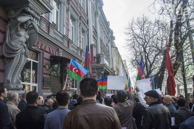 В Киеве азербайджанцы пикетируют посольство Армении – ФОТО