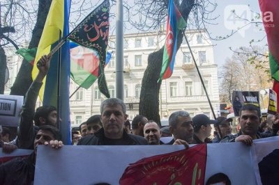 В Киеве азербайджанцы пикетируют посольство Армении – ФОТО