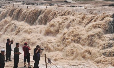 Желтый водопад Хукоу