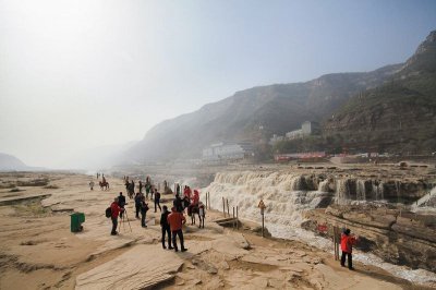 Желтый водопад Хукоу