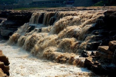 Желтый водопад Хукоу