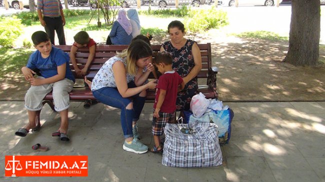 Женщина с малолетними детьми ночуют в одном из парков Баку - ФОТО И ВИДЕО !